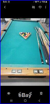 Pool table with Balls n Pool Sticks